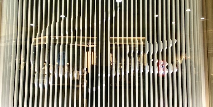 Lacoste en Unicenter: una vidriera conceptual que transforma el ícono en experiencia